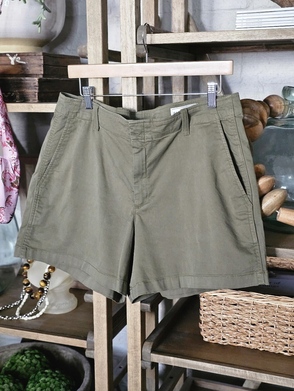 GAP 4" Downtown Khaki Shorts Green Size 16